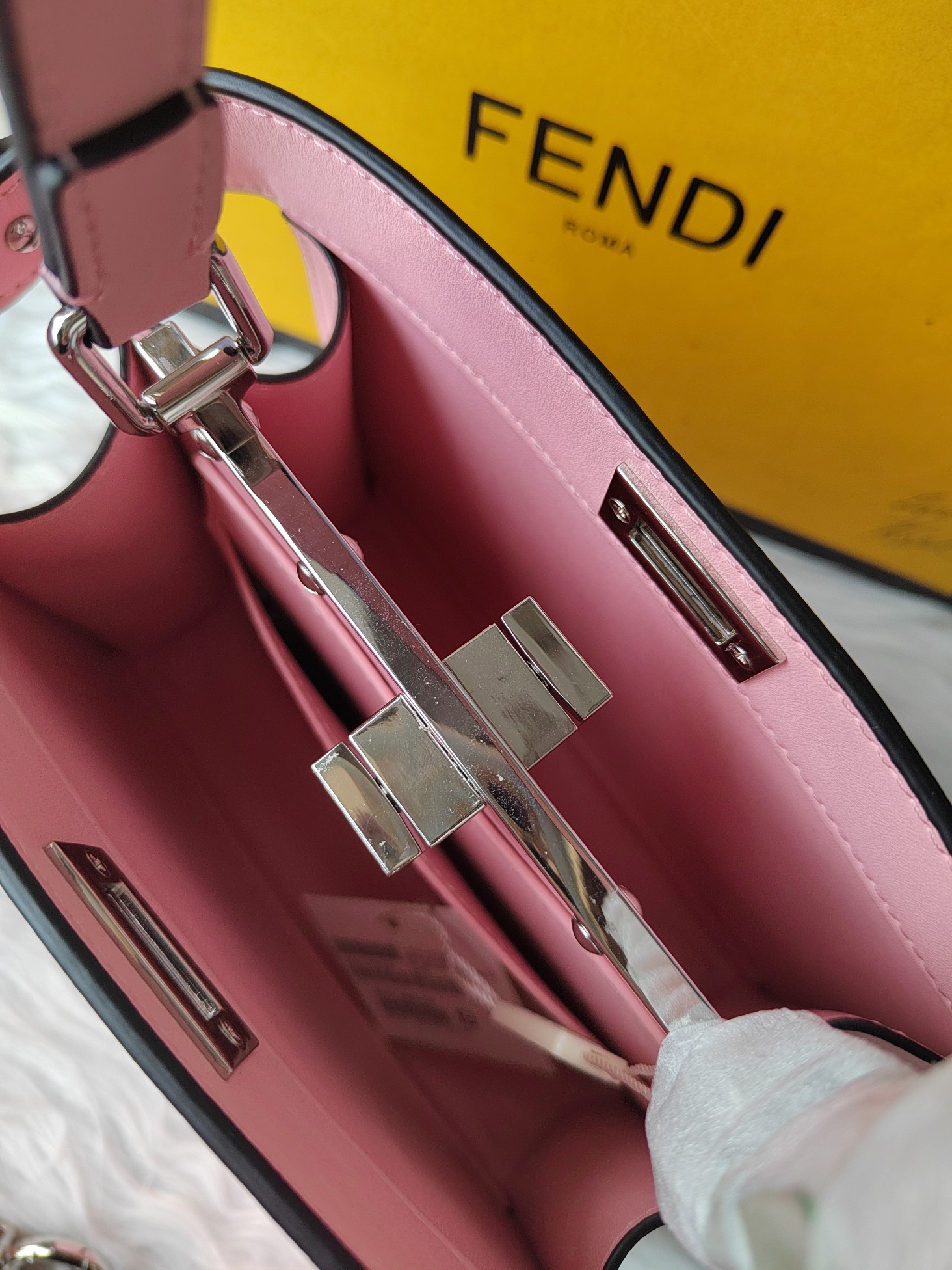 【Fendi】Peekaboo 20-15.5-11cm