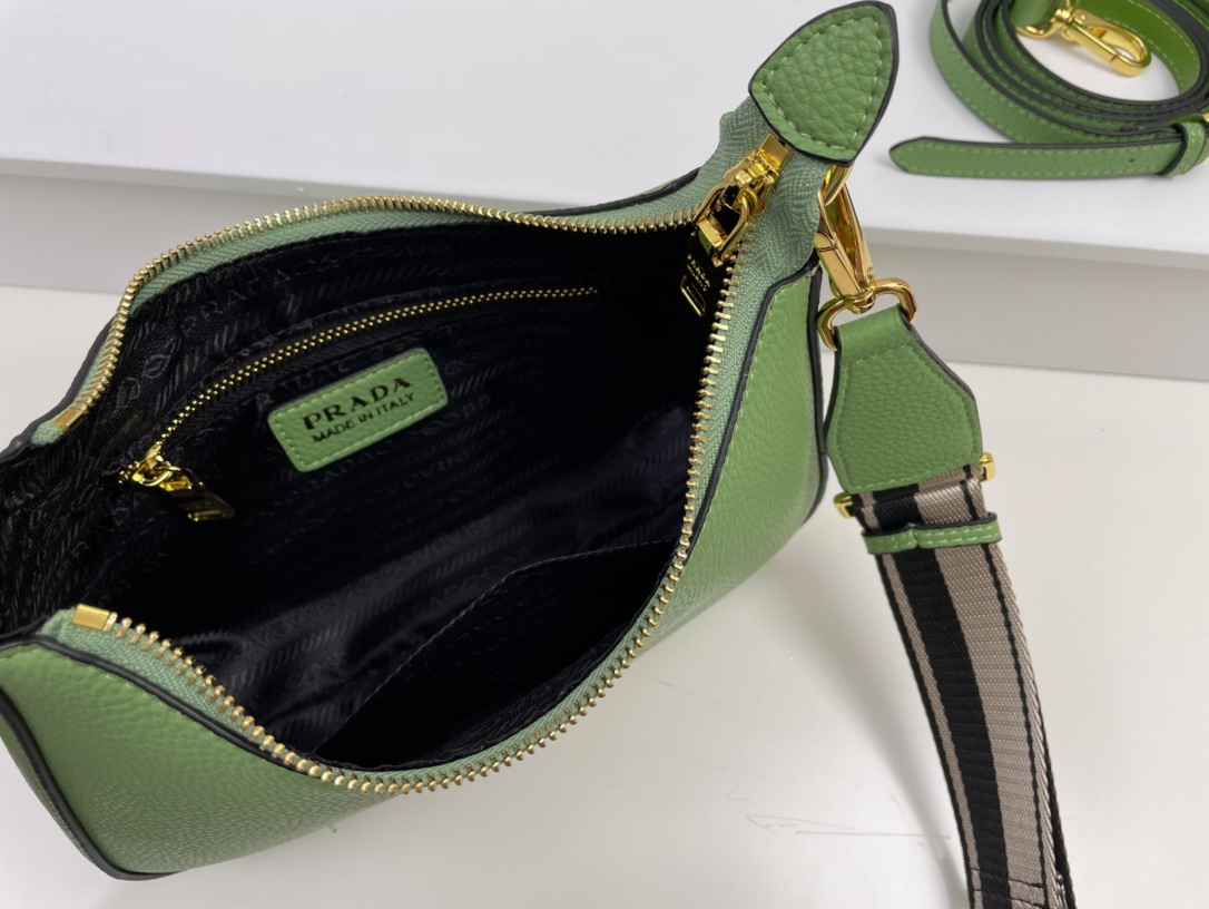 【PRADA】VITELLODAINO 25-18-8cm