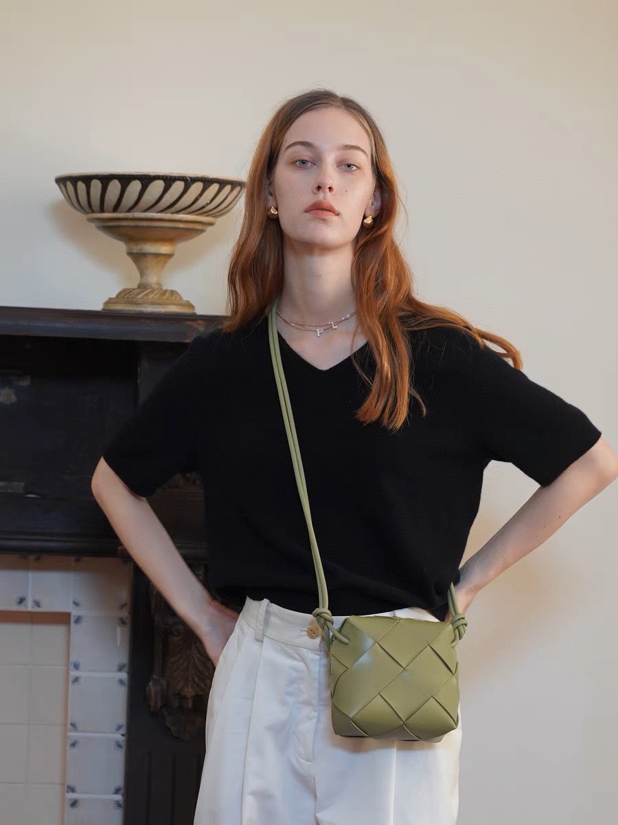 【Bottega Veneta】cassette -14*14*7CM