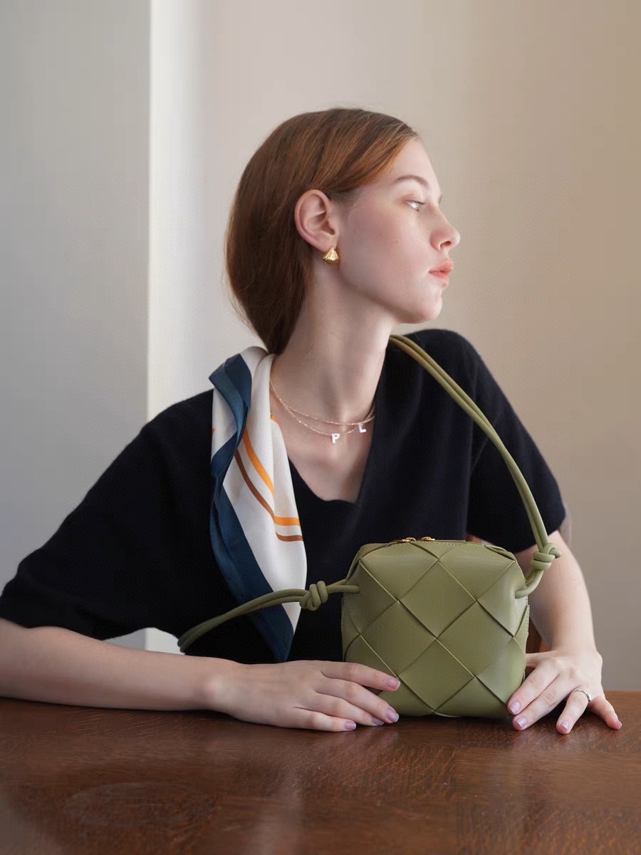 【Bottega Veneta】cassette -14*14*7CM