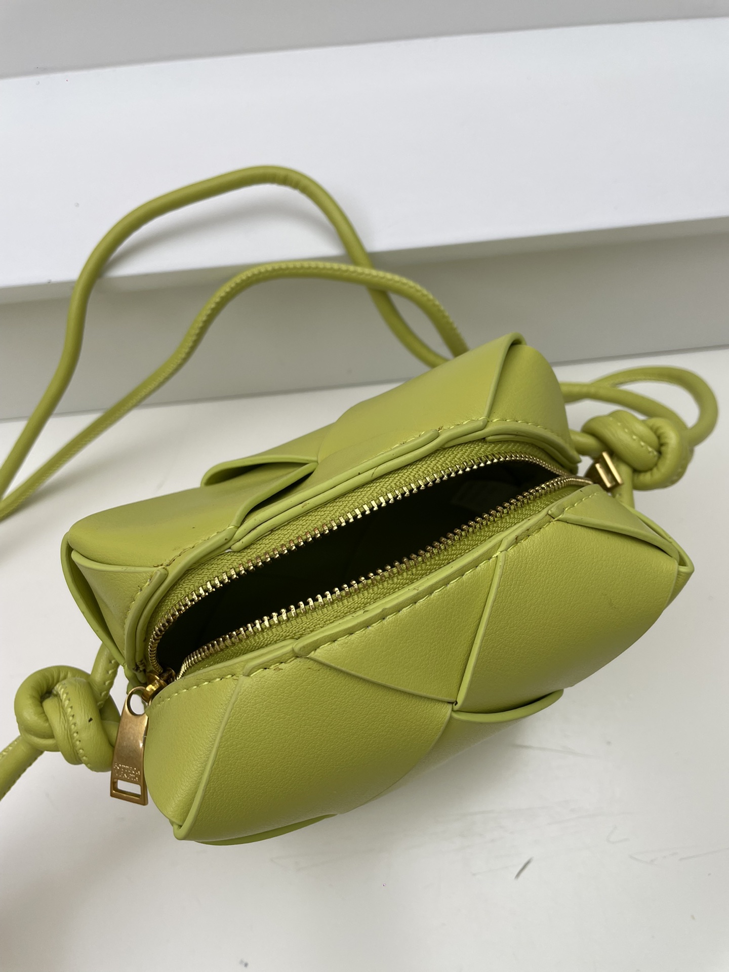 【Bottega Veneta】cassette -14*14*7CM