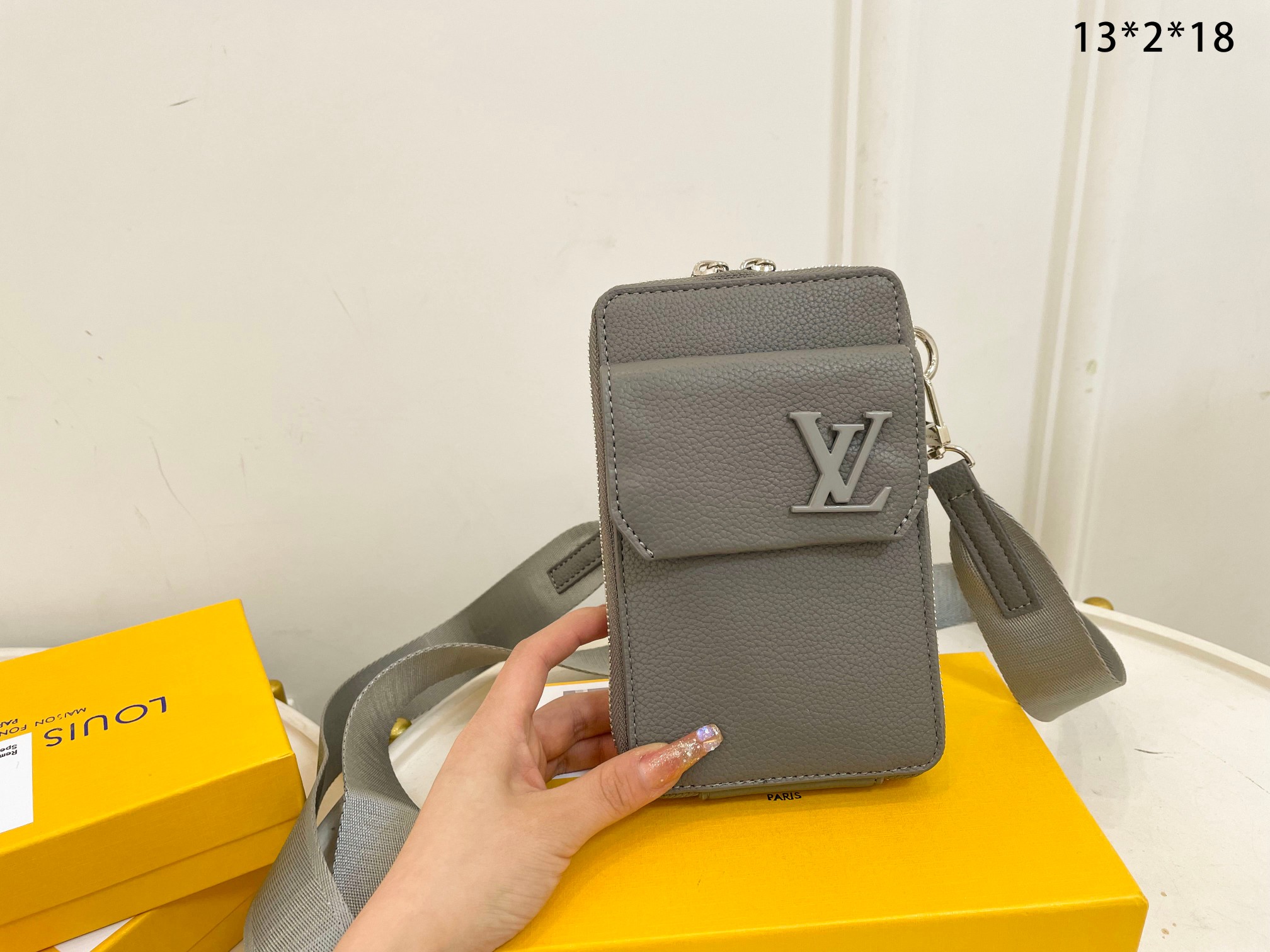 【LOUIS VUITTON】20*7*12cm