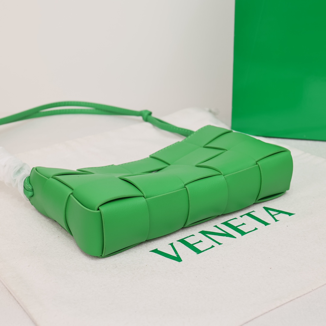 【Bottega Veneta】23*15*5.5 CM