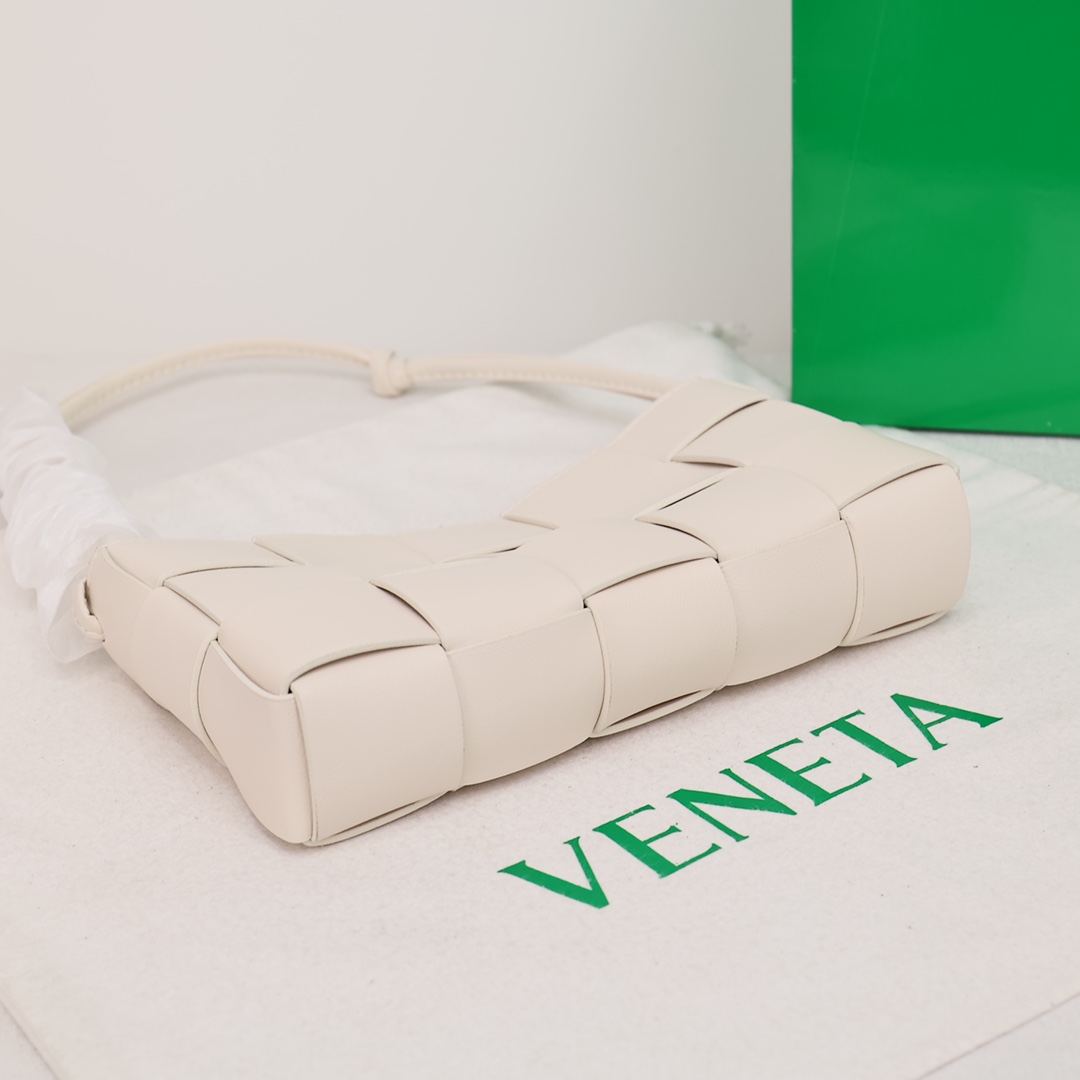 【Bottega Veneta】23*15*5.5 CM