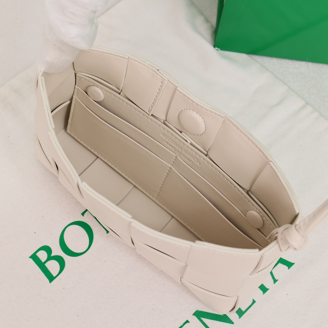 【Bottega Veneta】23*15*5.5 CM