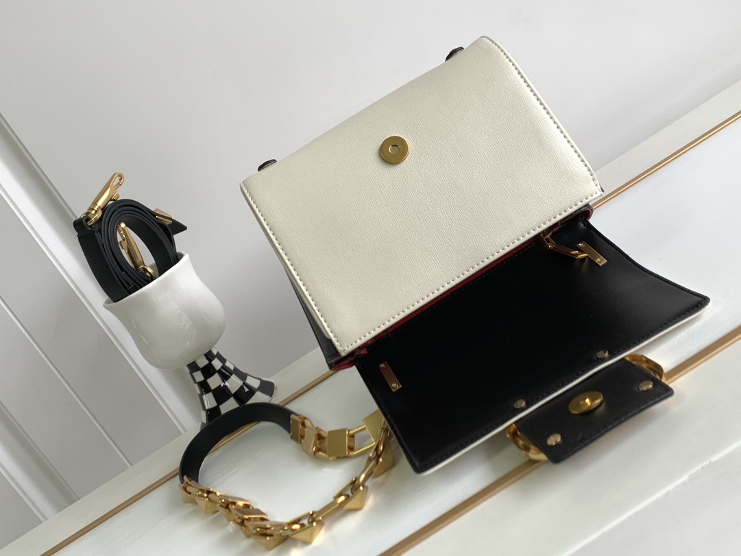 【Valentino】20 x 15 x 7cm