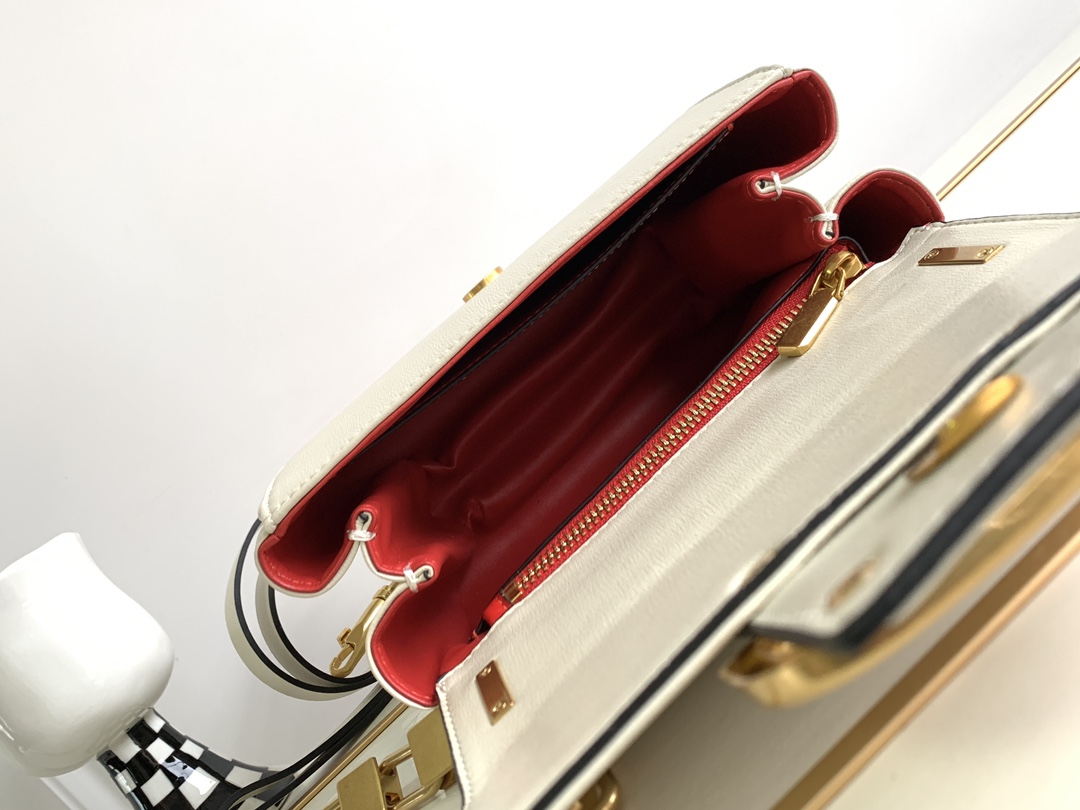 【Valentino】20 x 15 x 7cm