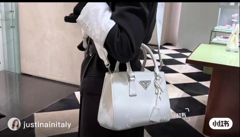 【PRADA】 サイズ:23×16.5×10cm -5色