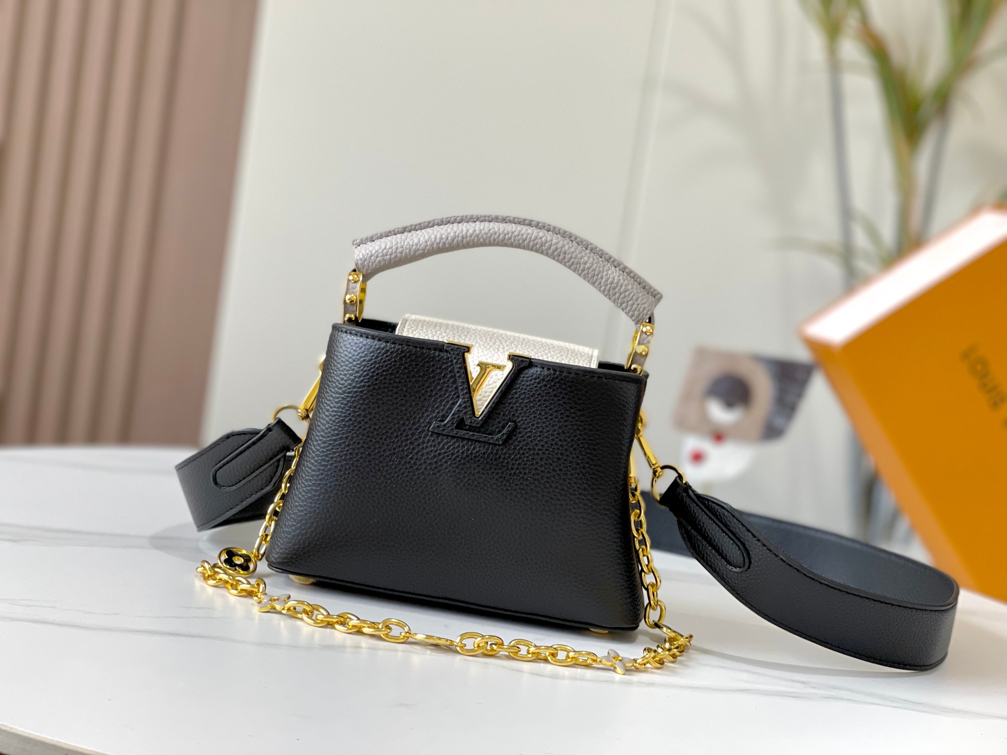 【LOUIS VUITTON】Capucines