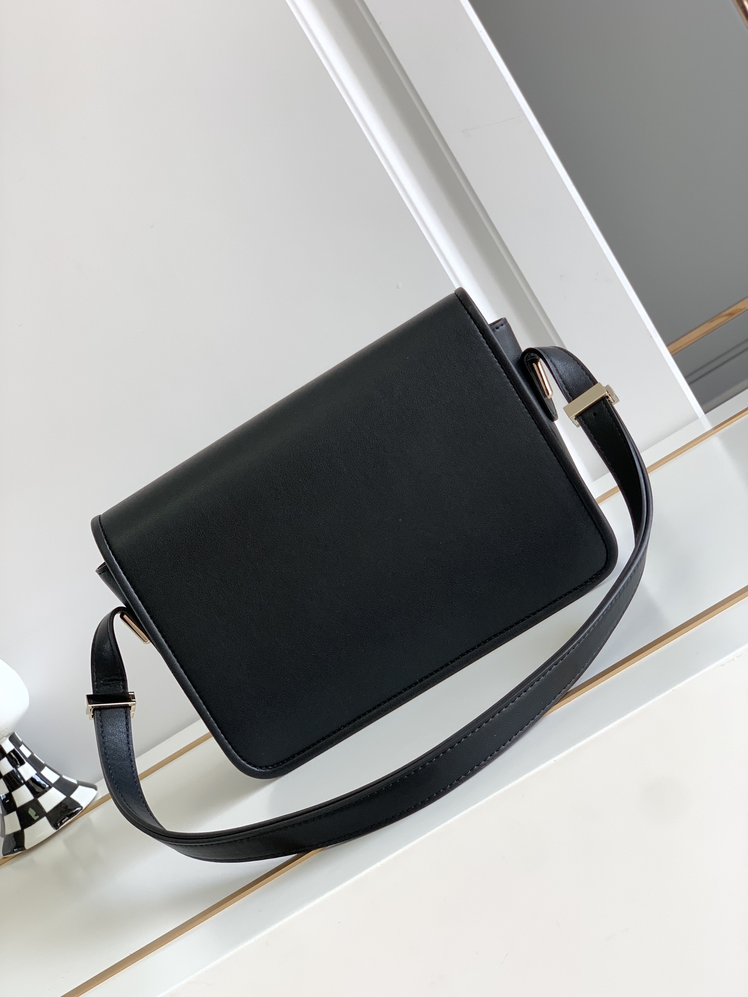 【Valentino】Garavani 24 x 15 x 8cm