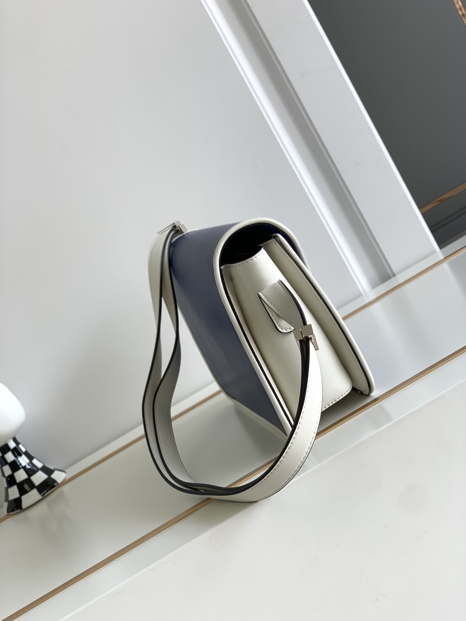 【Valentino】Garavani 24 x 15 x 8cm