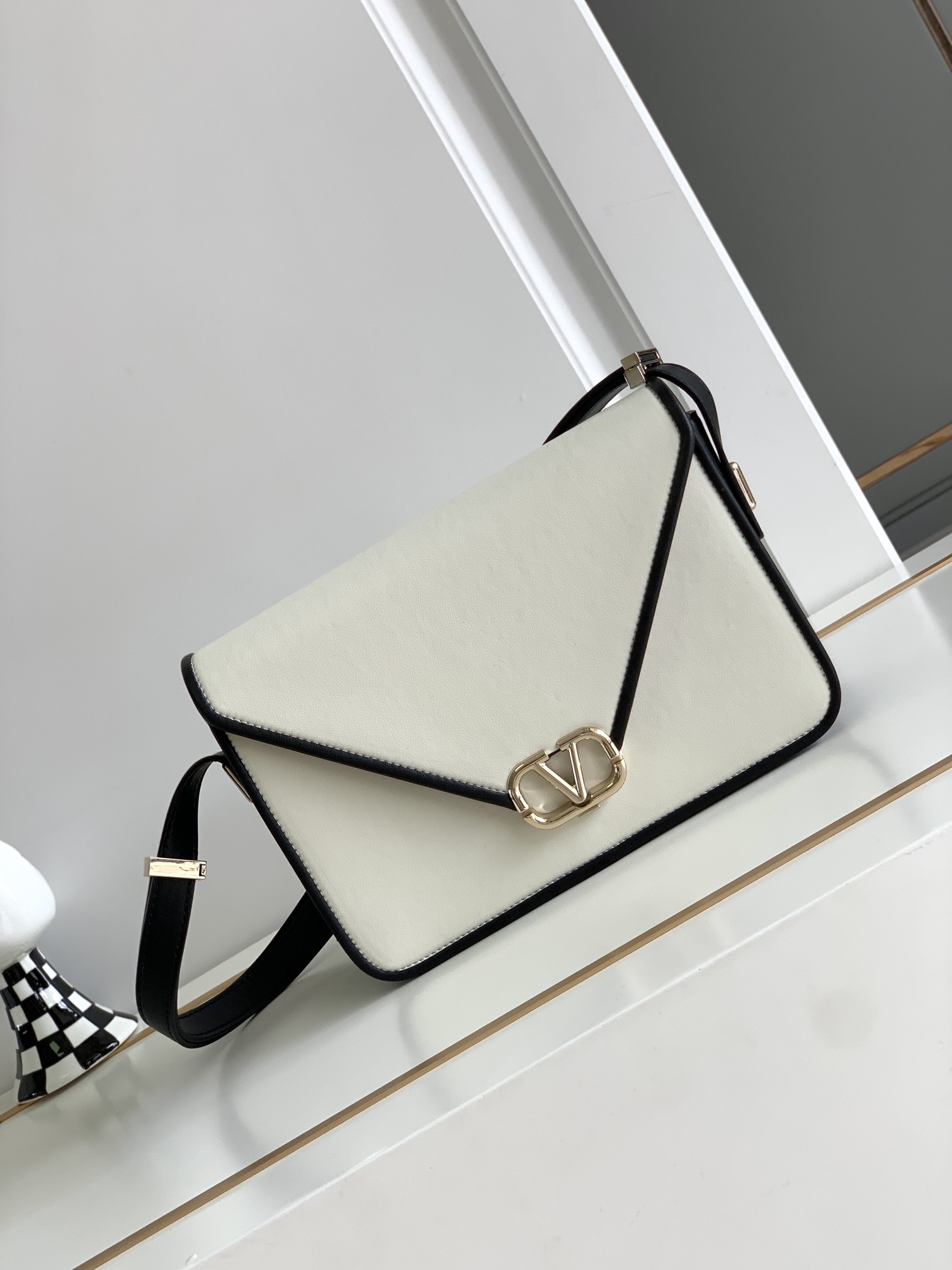 【Valentino】Garavani 24 x 15 x 8cm