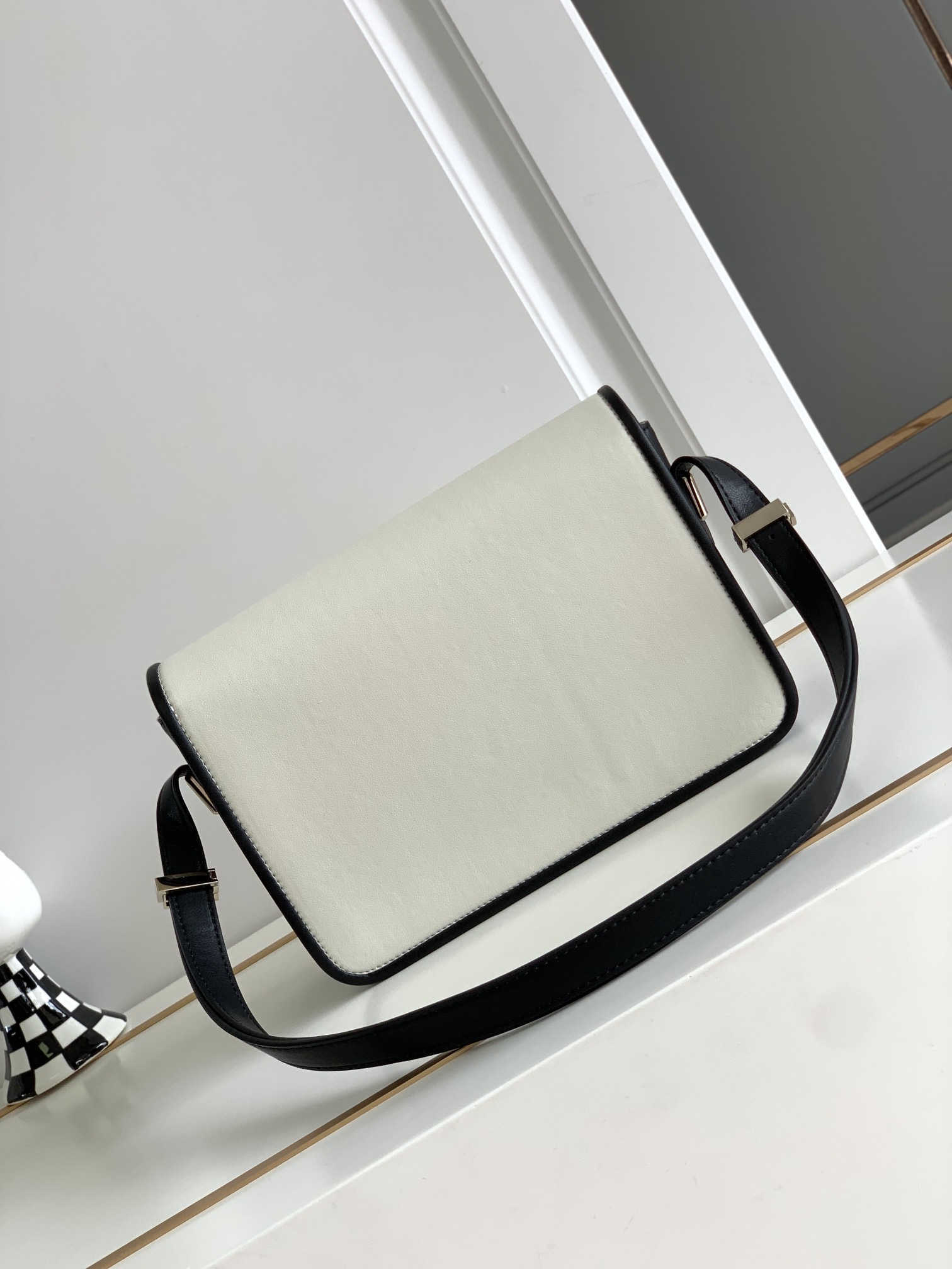 【Valentino】Garavani 24 x 15 x 8cm