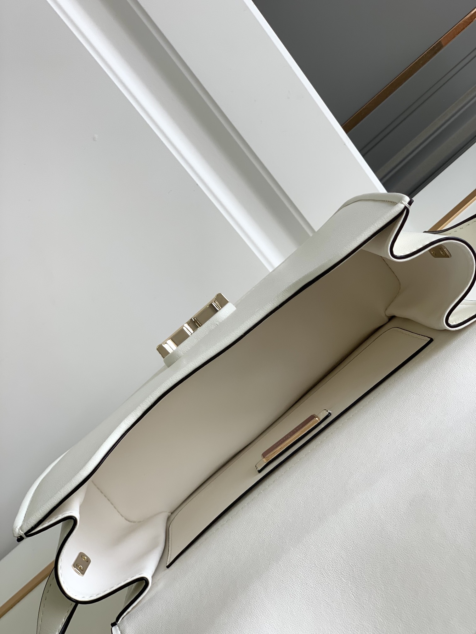 【Valentino】Garavani 24 x 15 x 8cm