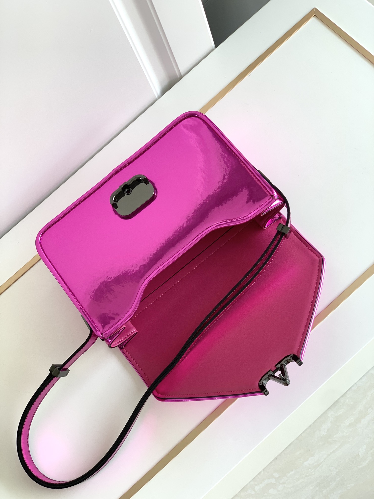 【Valentino】Garavani 24 x 15 x 8cm