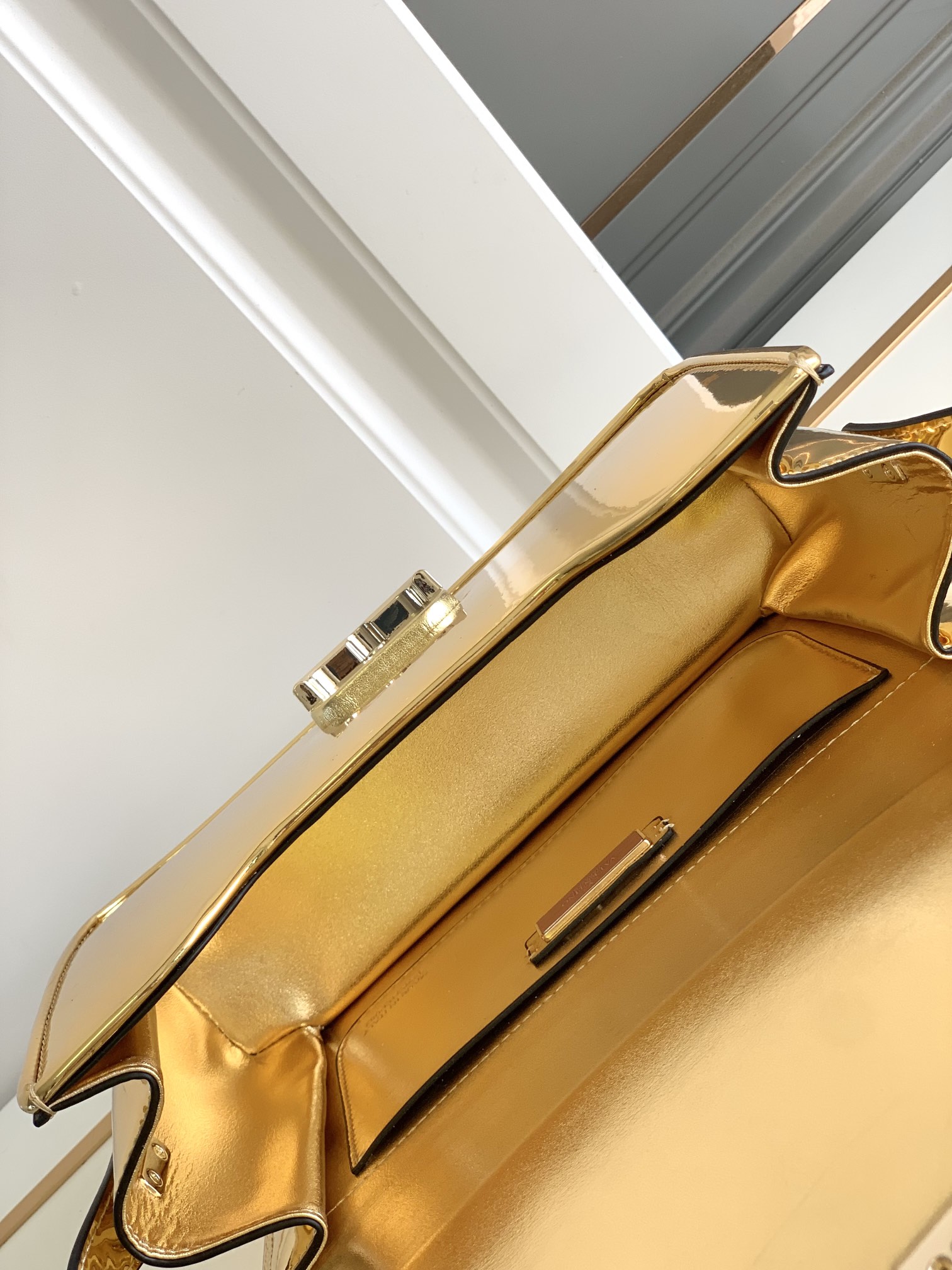 【Valentino】Garavani 24 x 15 x 8cm