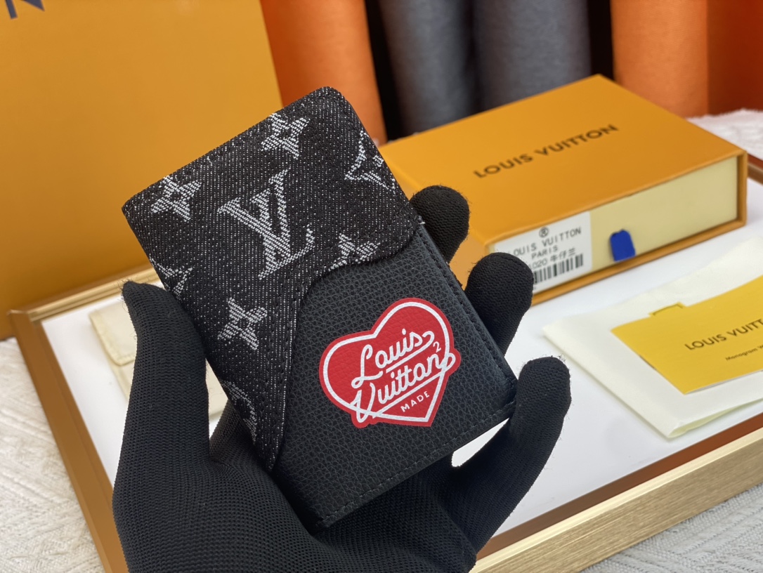 【LOUIS VUITTON】8*11*1CM