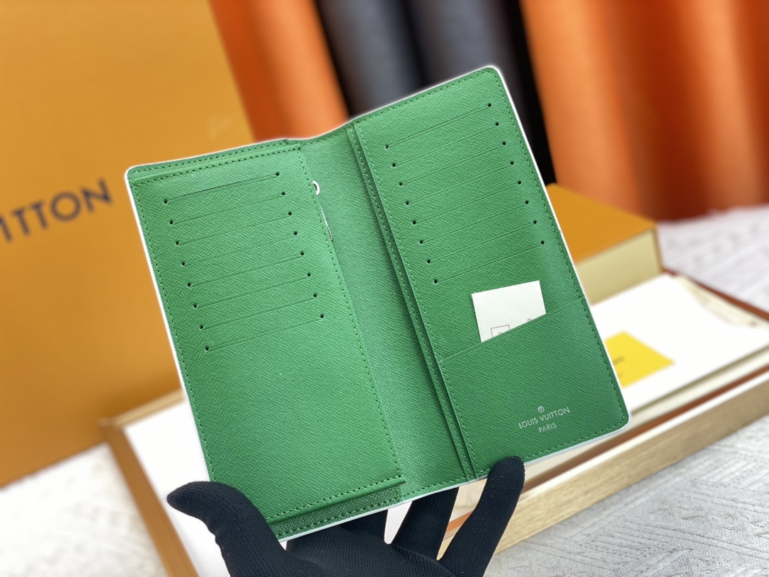 【LOUIS VUITTON】Brazza 10 x 19 x 2CM