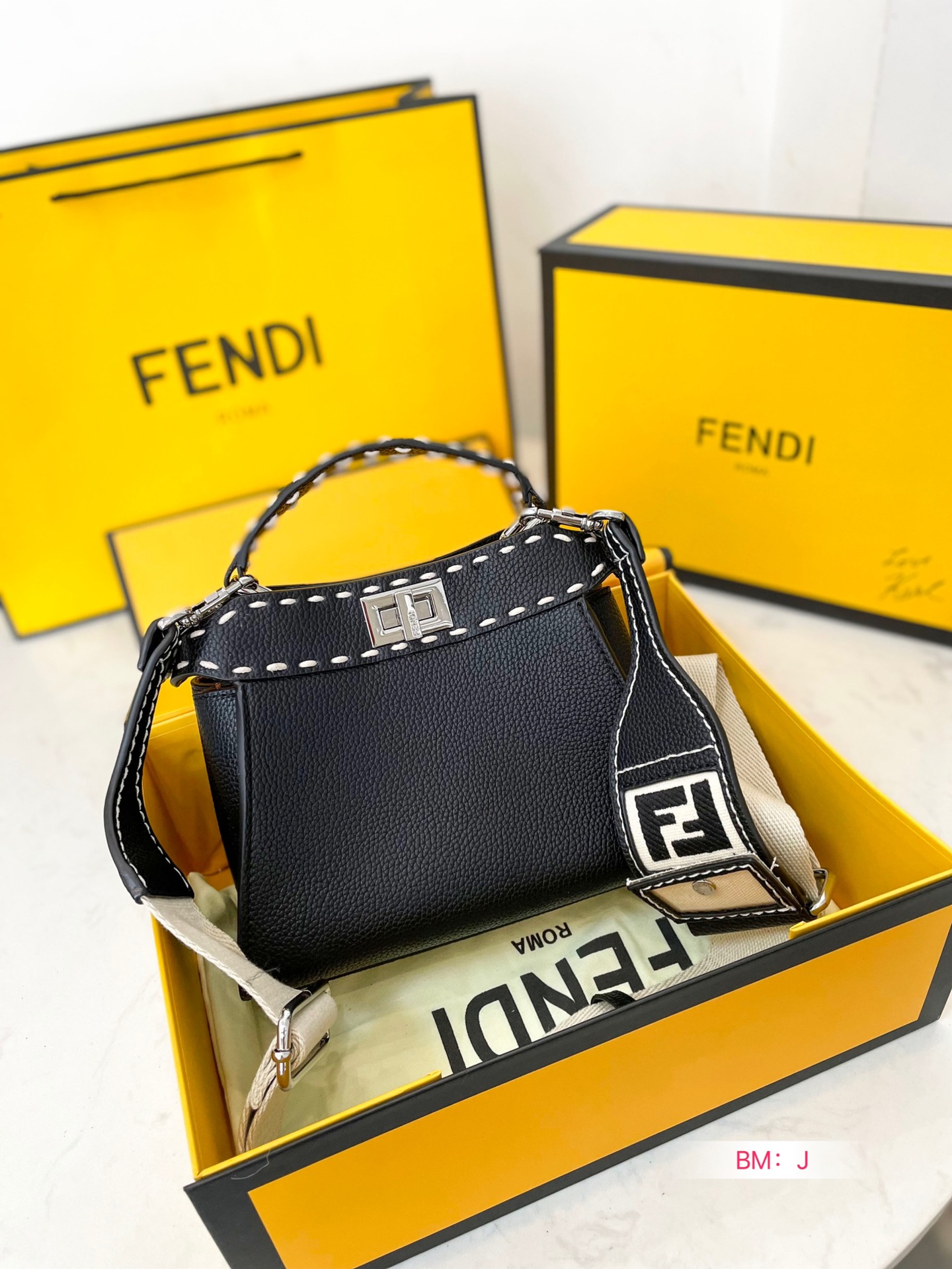 【Fendi】 peekaboo 22-18-10CM