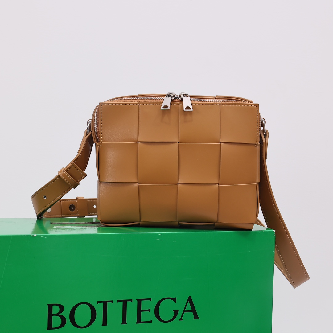 【Bottega Veneta】15*20*5CM