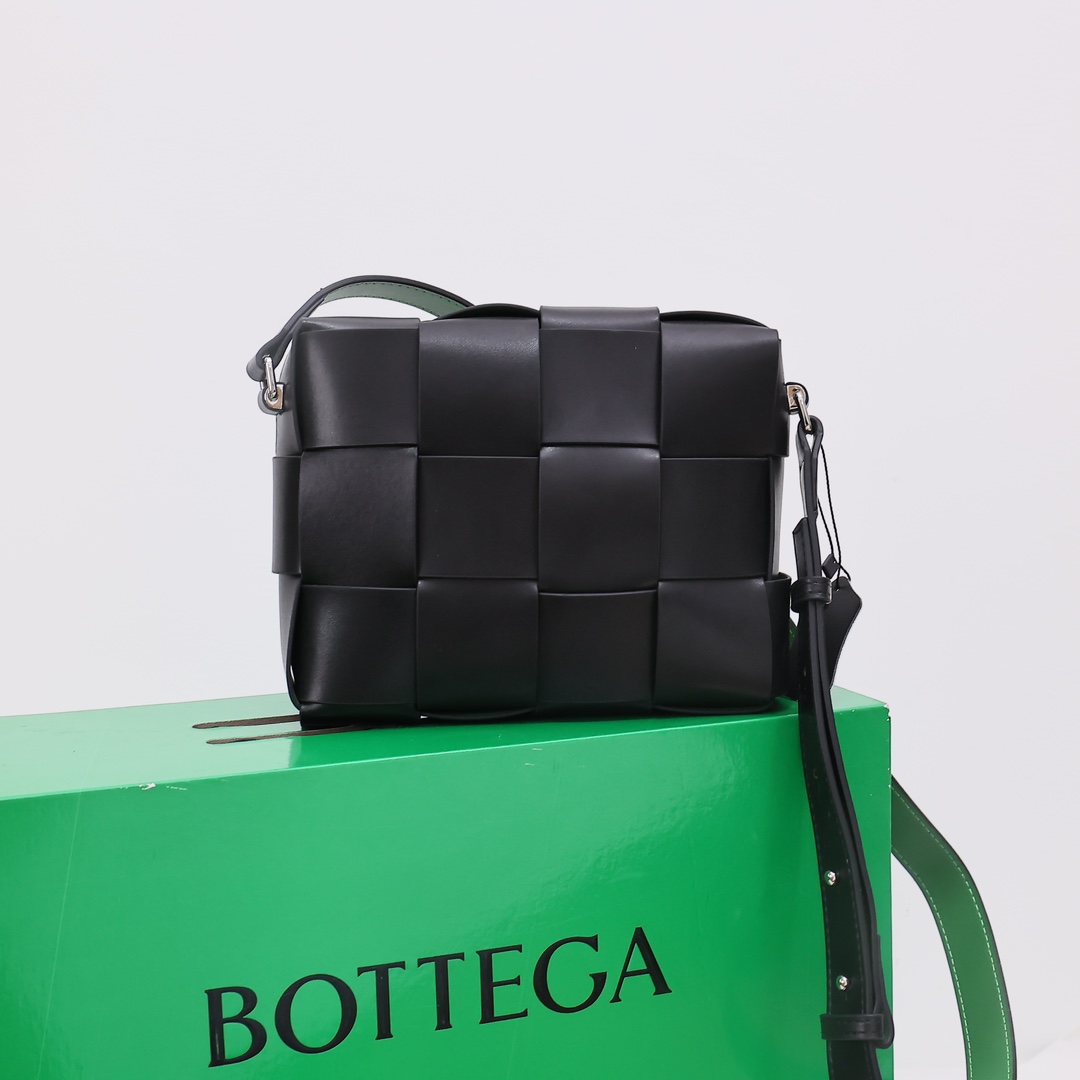 【Bottega Veneta】15*20*5CM