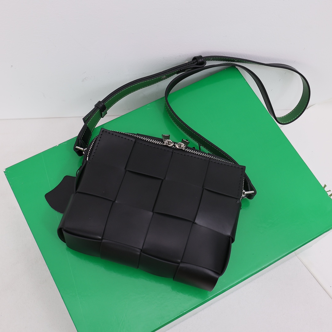 【Bottega Veneta】15*20*5CM
