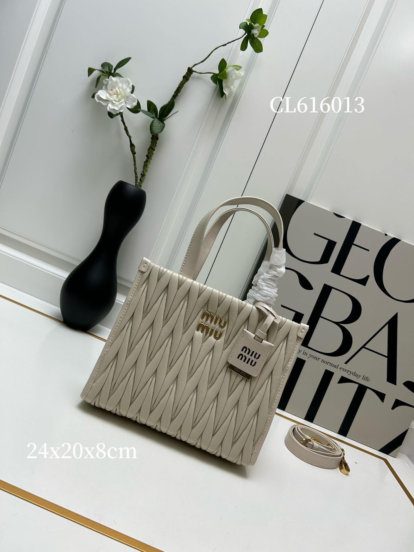 【MIUMIU】Matelasse 24X20.5X8cm