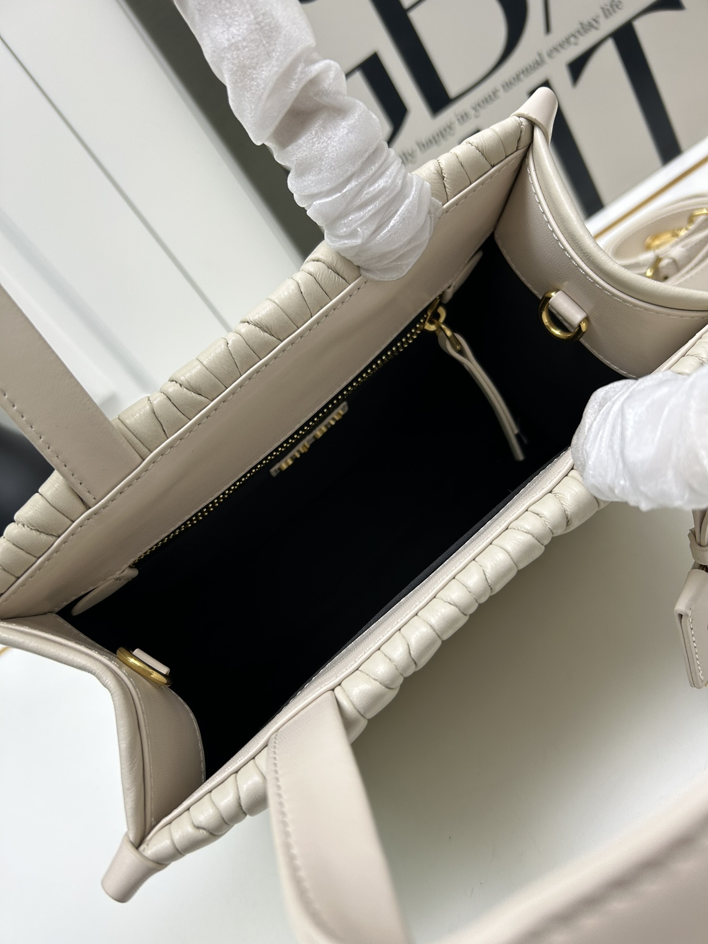 【MIUMIU】Matelasse 24X20.5X8cm