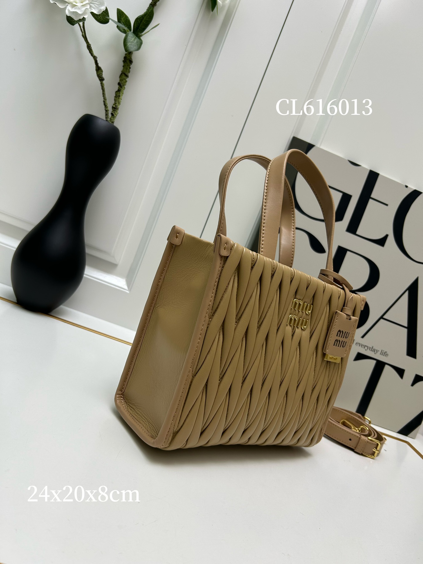 【MIUMIU】Matelasse 24X20.5X8cm