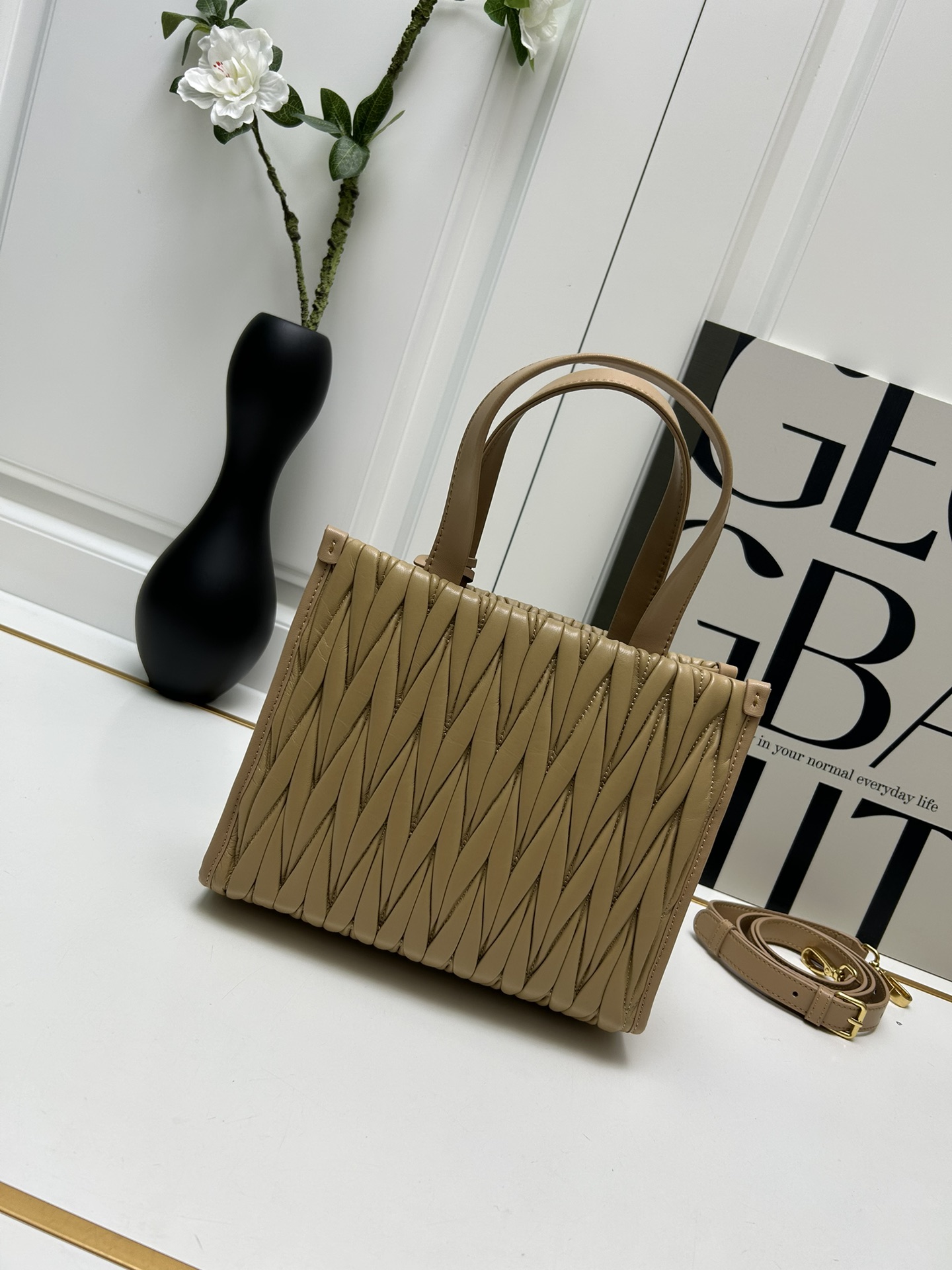 【MIUMIU】Matelasse 24X20.5X8cm