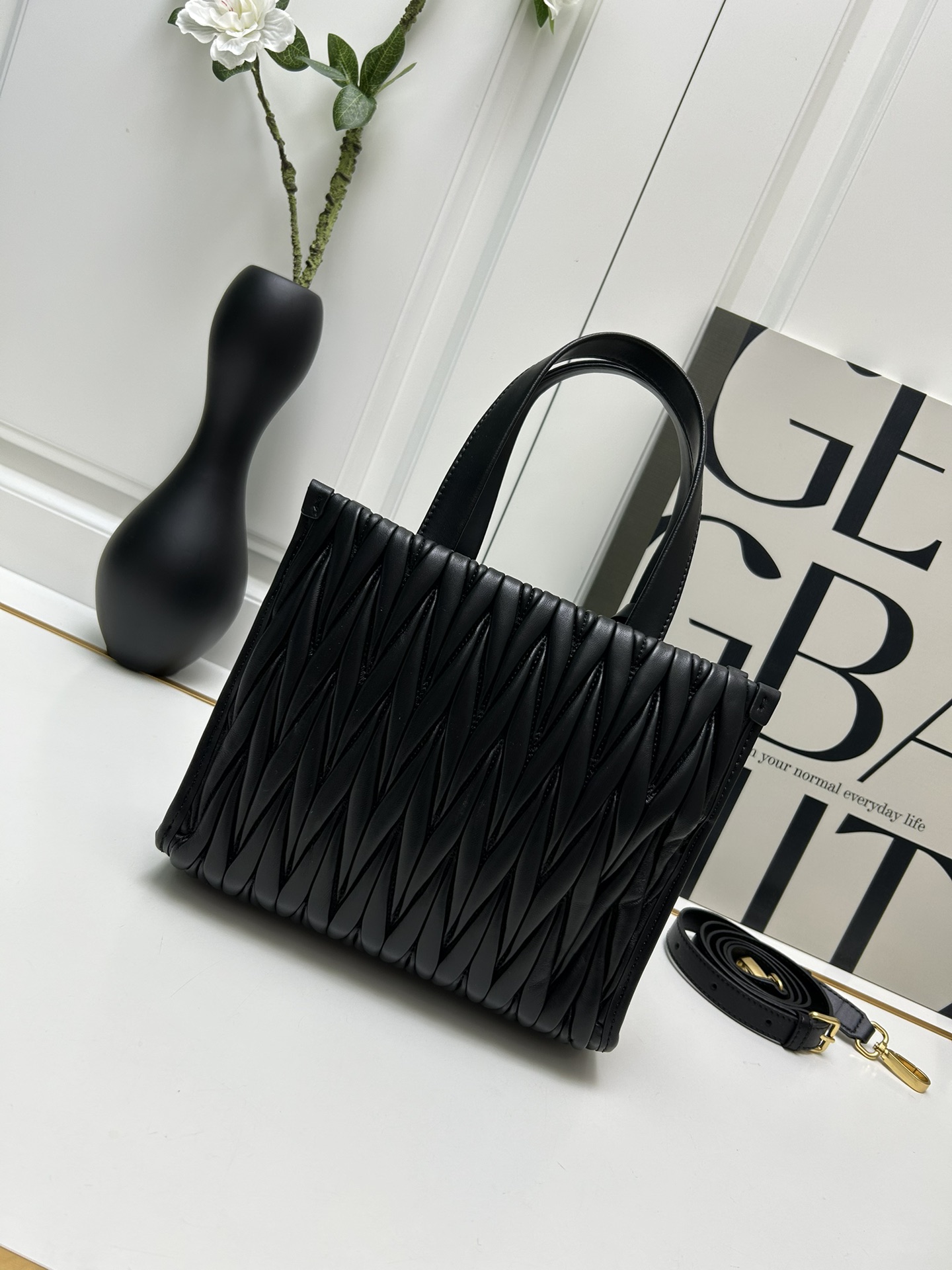 【MIUMIU】Matelasse 24X20.5X8cm