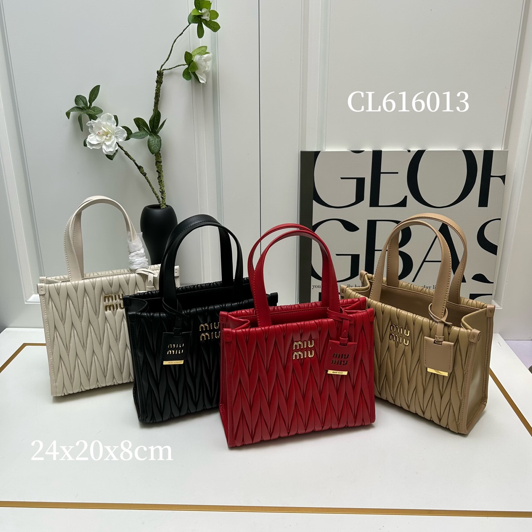 【MIUMIU】Matelasse 24X20.5X8cm