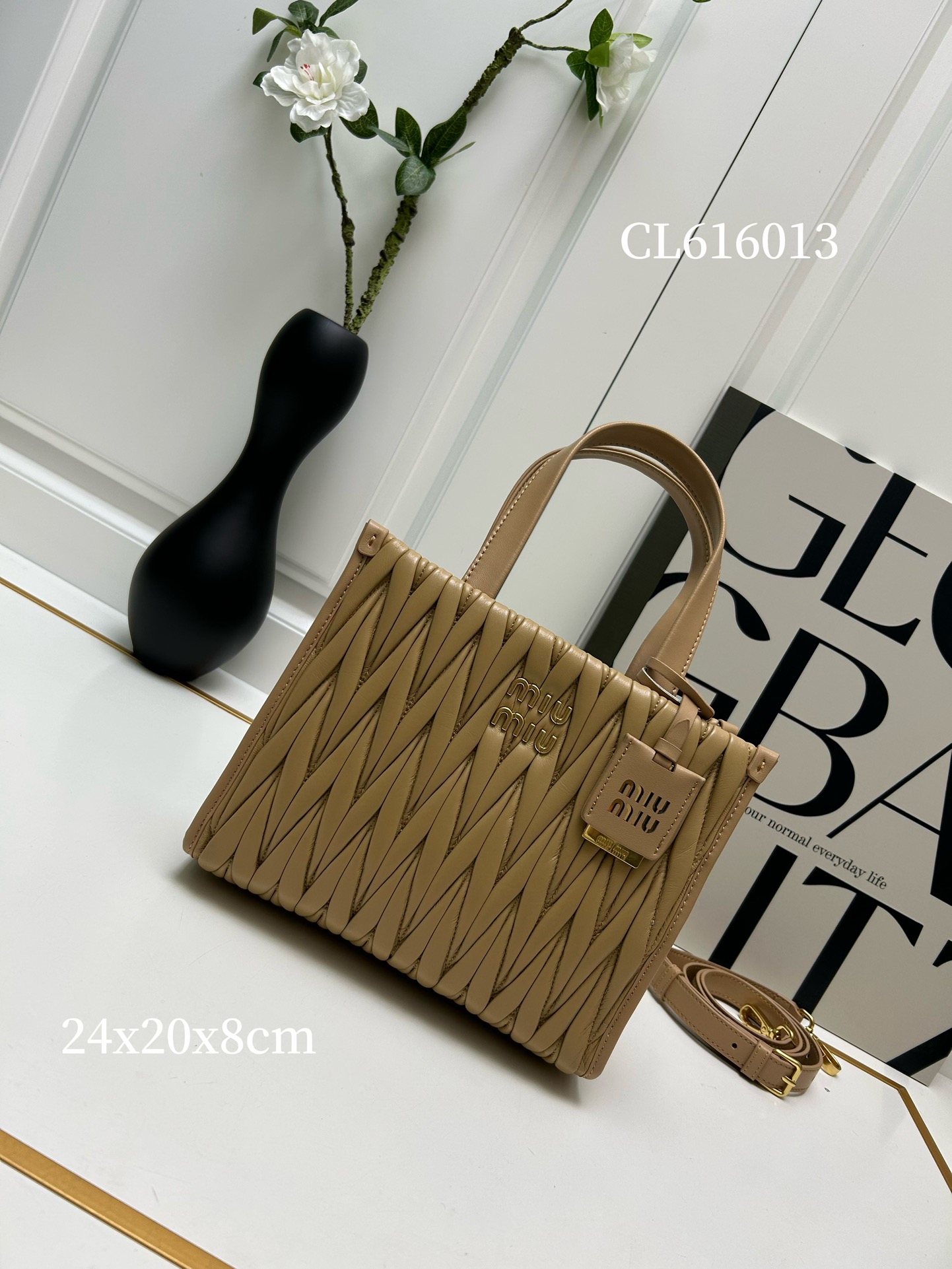 【MIUMIU】Matelasse 24X20.5X8cm