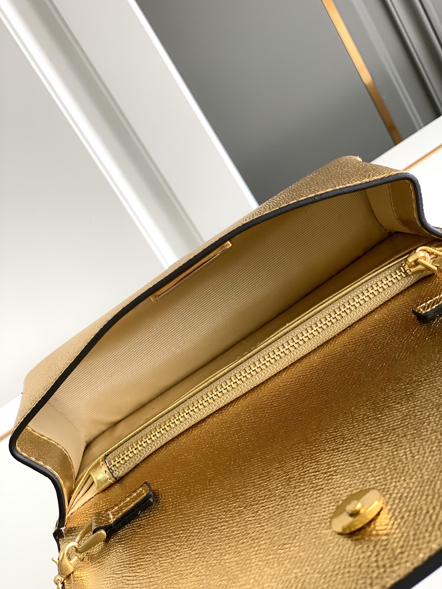 【Valentino】Garavani VRING 19×6×10.5cm