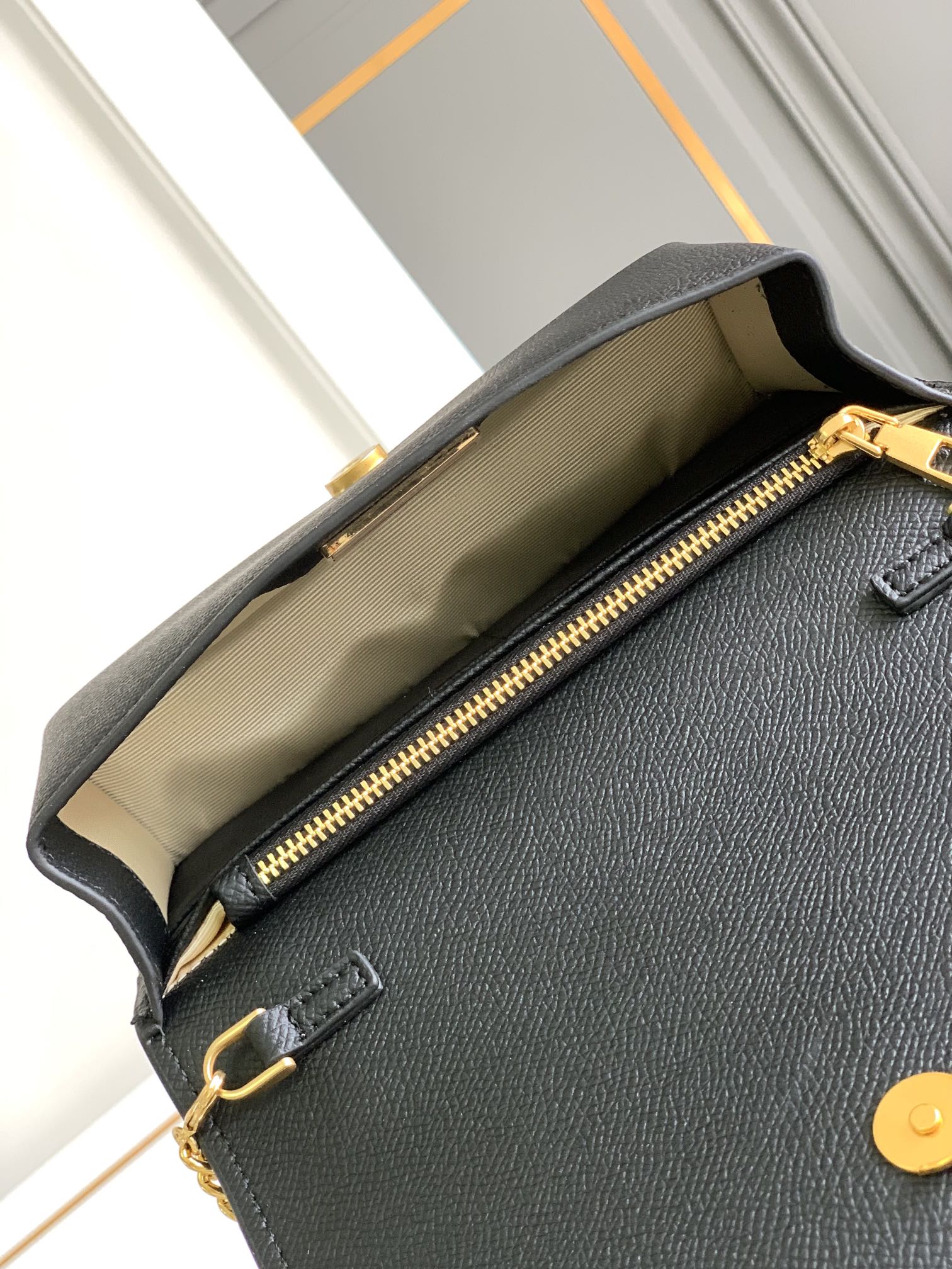 【Valentino】Garavani VRING 19×6×10.5cm