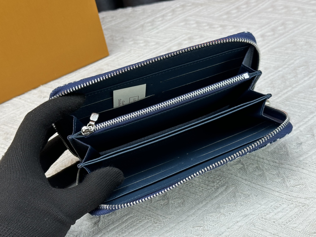 【LOUIS VUITTON】Vivienne Holidays 19.5 x 10.5 x 2.5CM