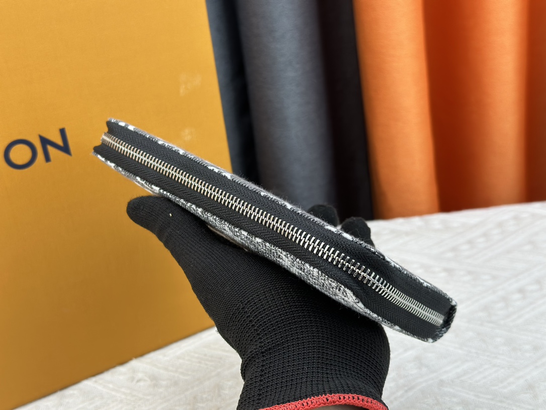 【LOUIS VUITTON】Vivienne Holidays 19.5 x 10.5 x 2.5CM