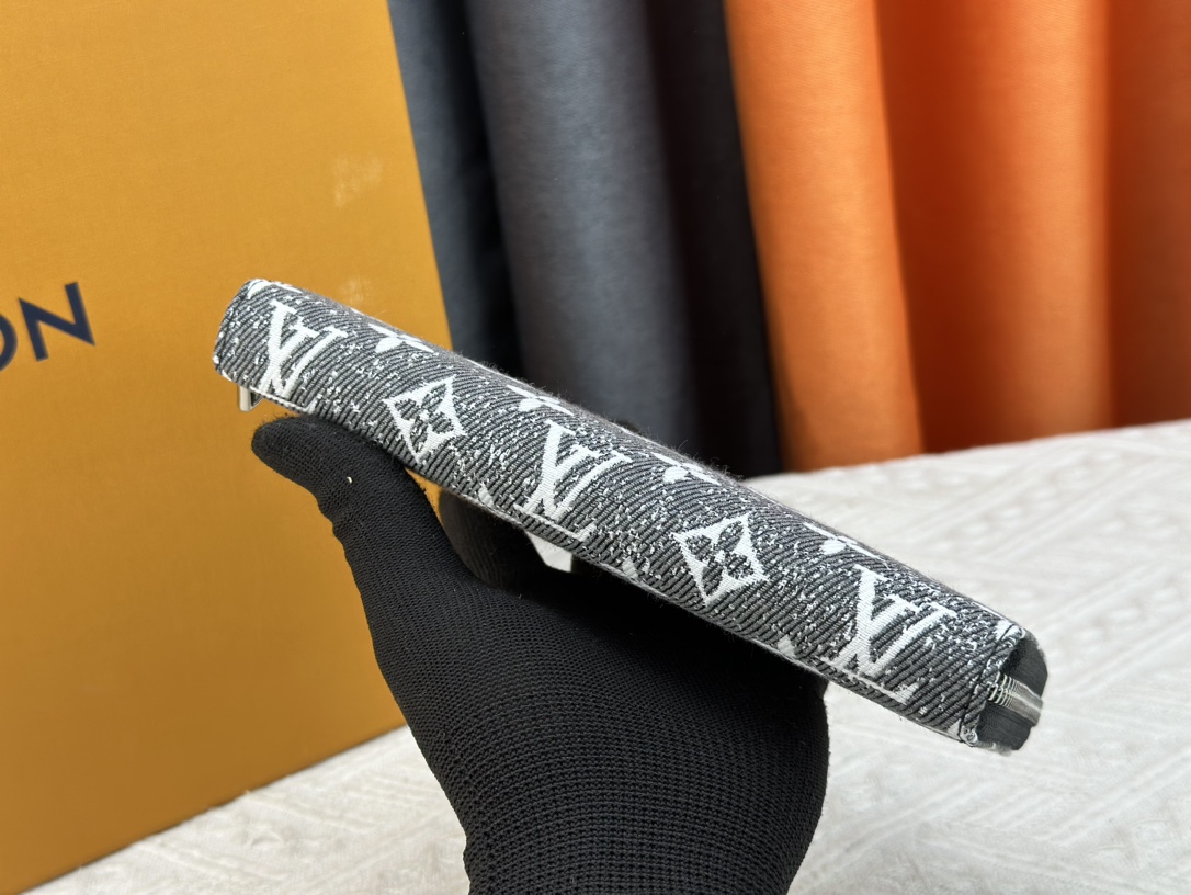 【LOUIS VUITTON】Vivienne Holidays 19.5 x 10.5 x 2.5CM