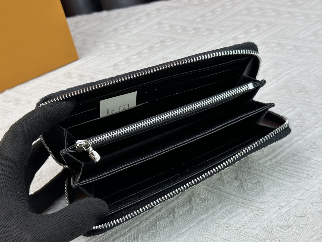 【LOUIS VUITTON】Vivienne Holidays 19.5 x 10.5 x 2.5CM