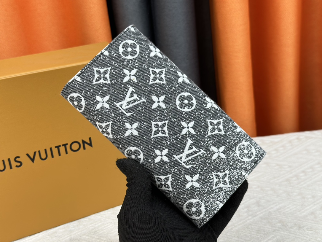 【LOUIS VUITTON】Vivienne Holidays 19.5 x 10.5 x 2.5CM