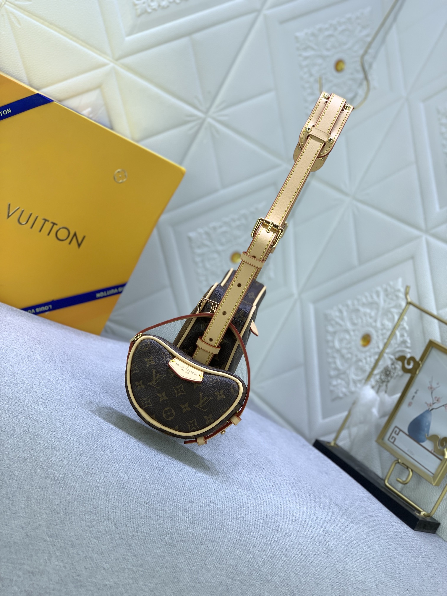 【LOUIS VUITTON】24*15*6CM