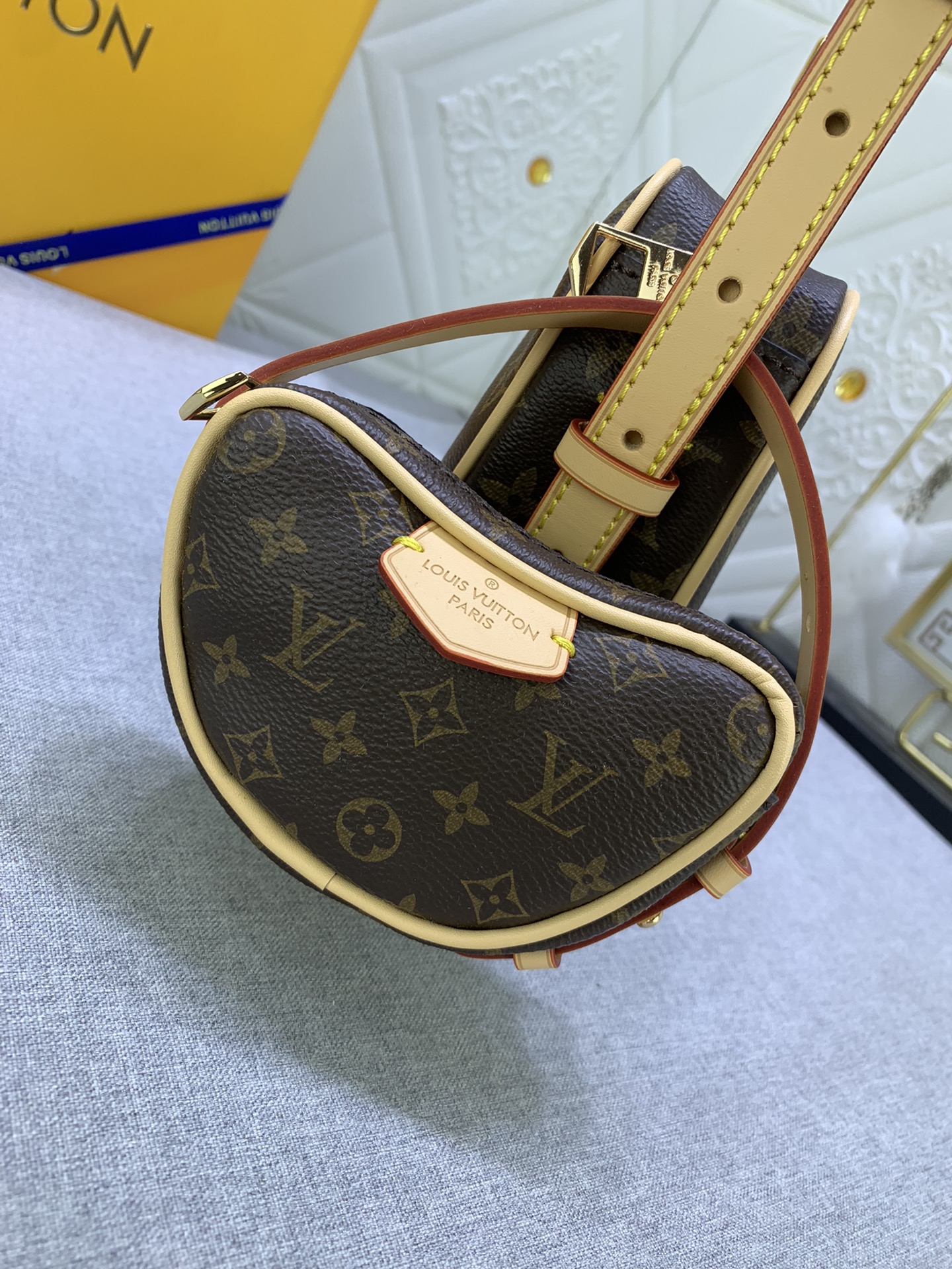 【LOUIS VUITTON】24*15*6CM