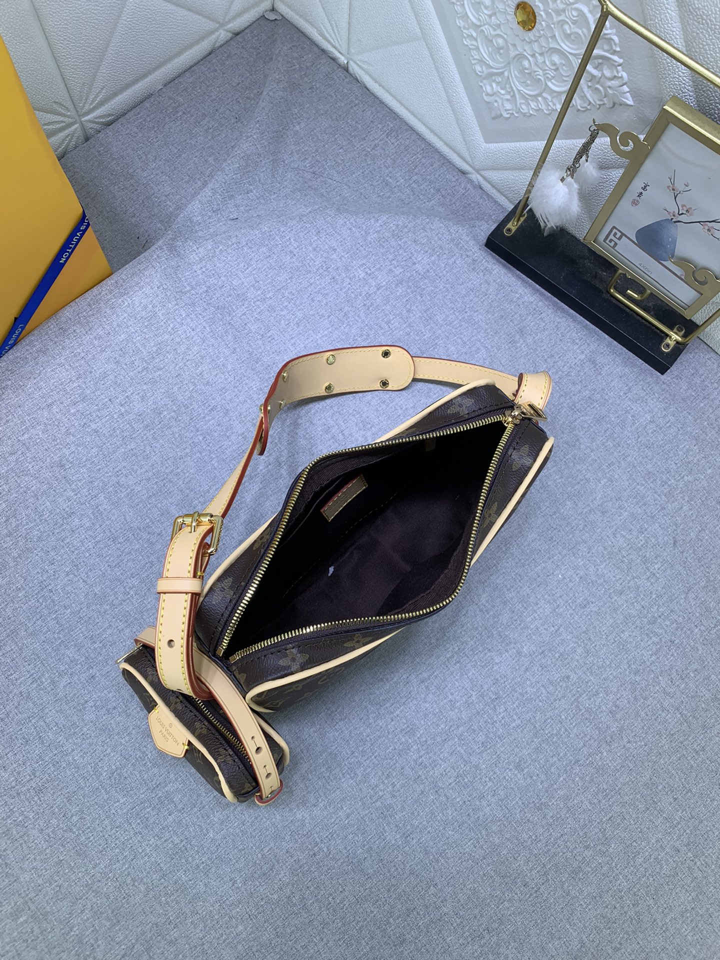 【LOUIS VUITTON】24*15*6CM