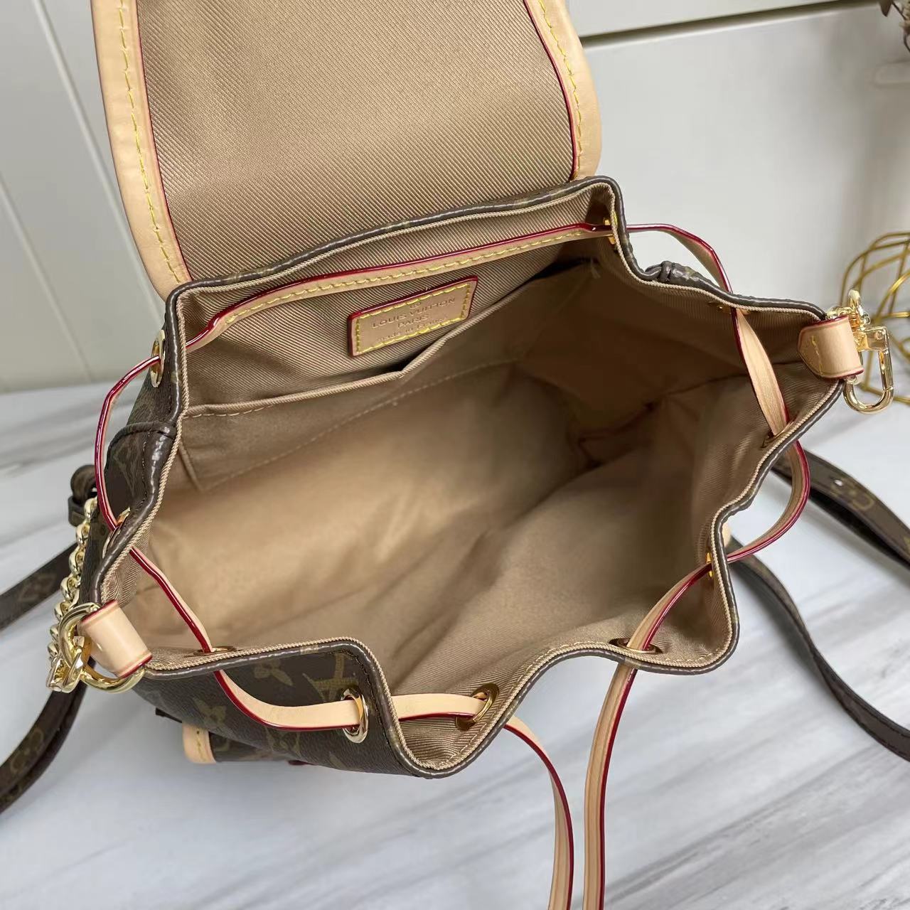 【LOUIS VUITTON】Excursion  21 x 23 x 10CM