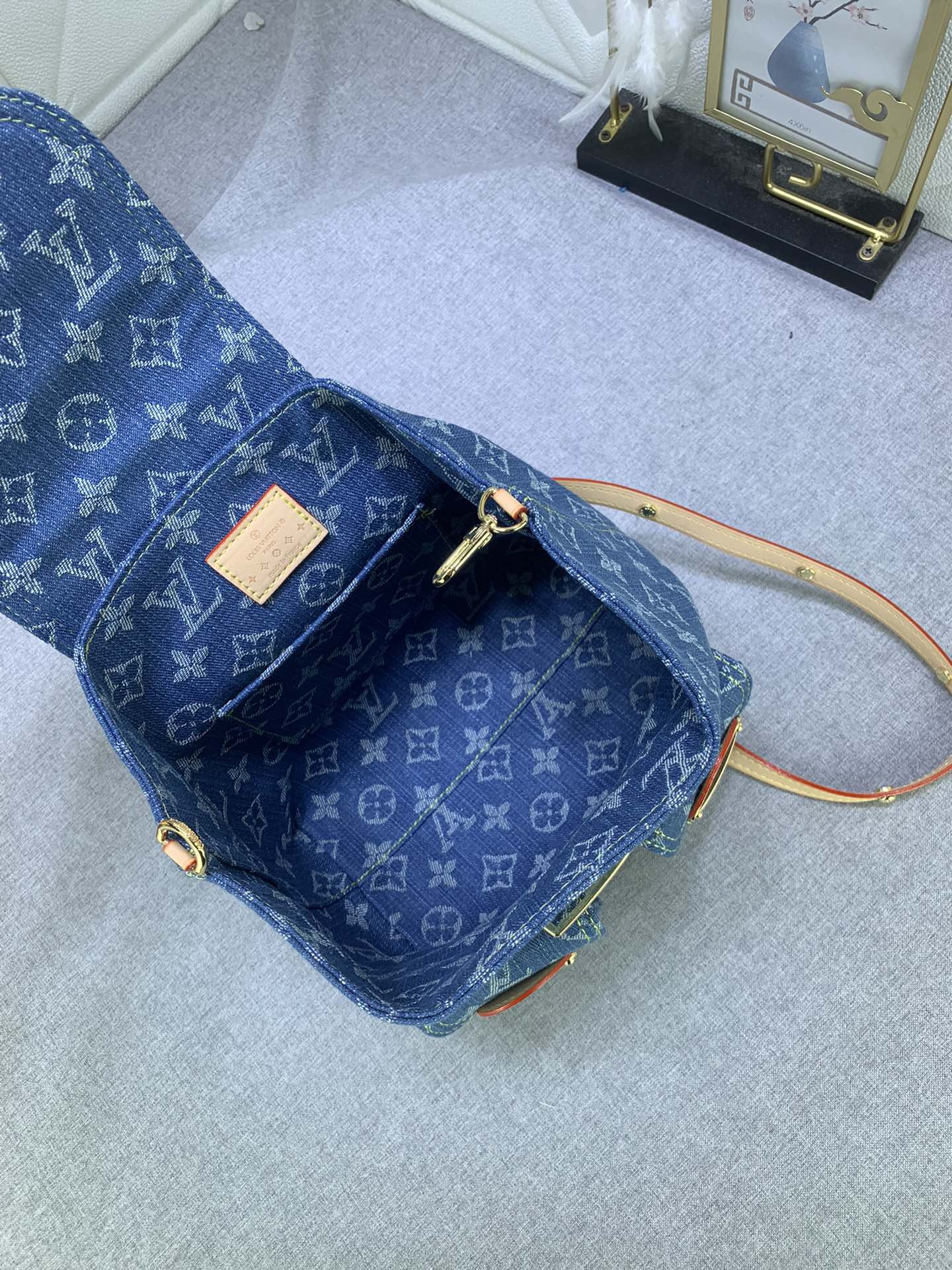 【LOUIS VUITTON】venice 24 x 26 x 7 CM