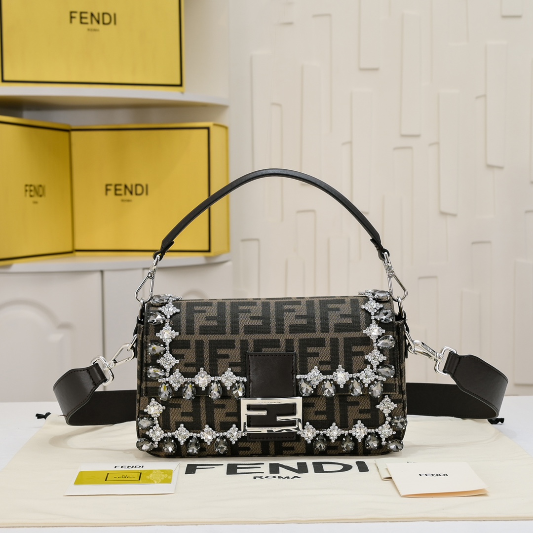 【Fendi】BAGUETTE