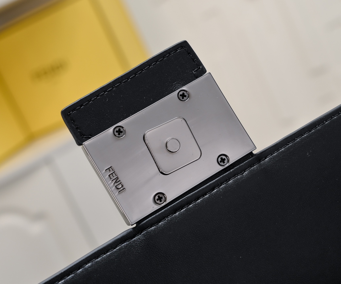 【Fendi】BAGUETTE