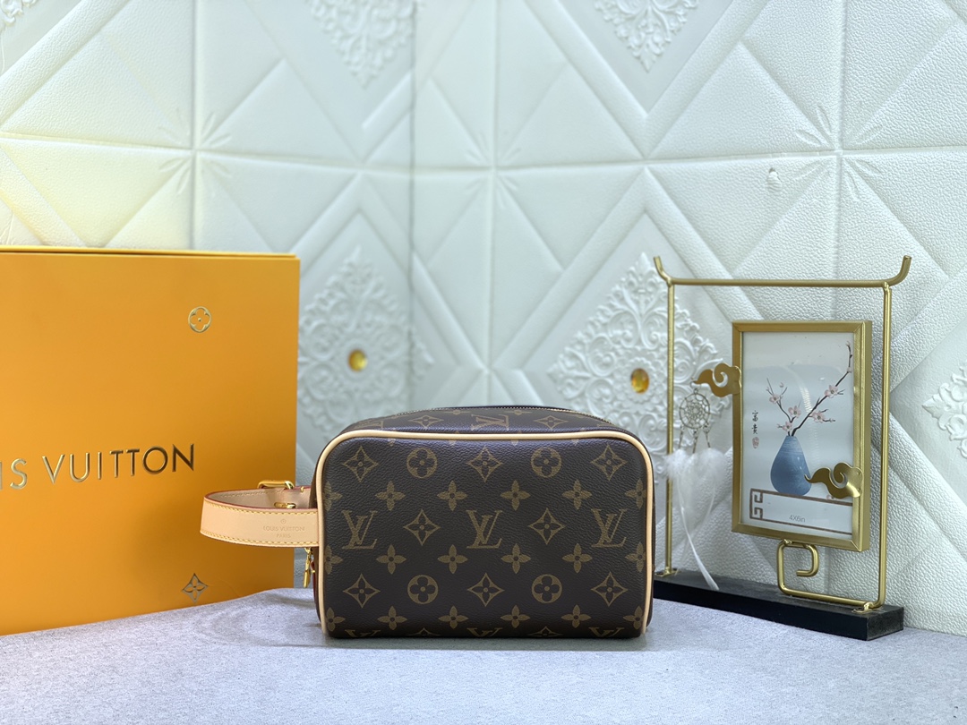 【LOUIS VUITTON】Locker Dopp Kit