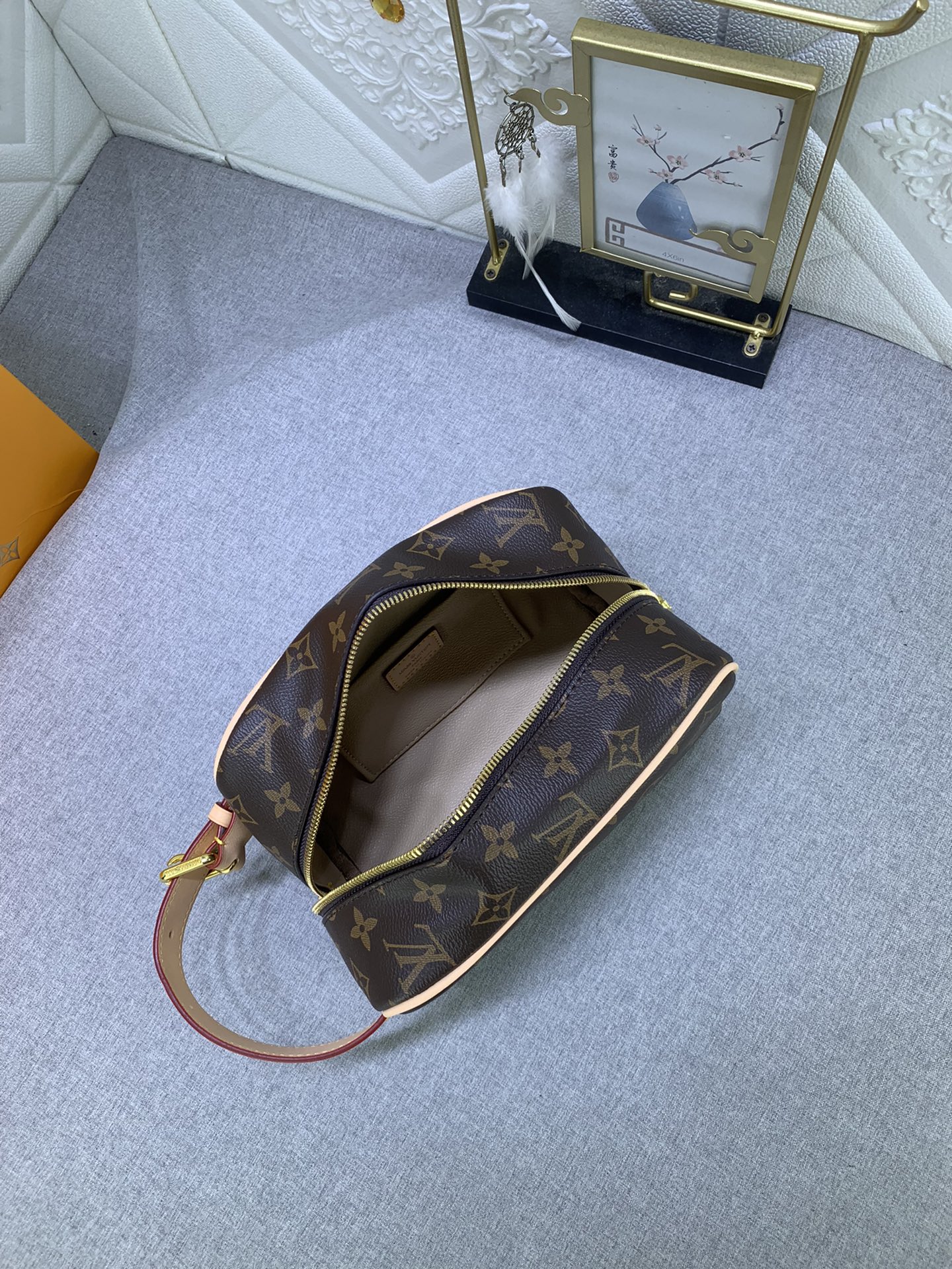 【LOUIS VUITTON】Locker Dopp Kit