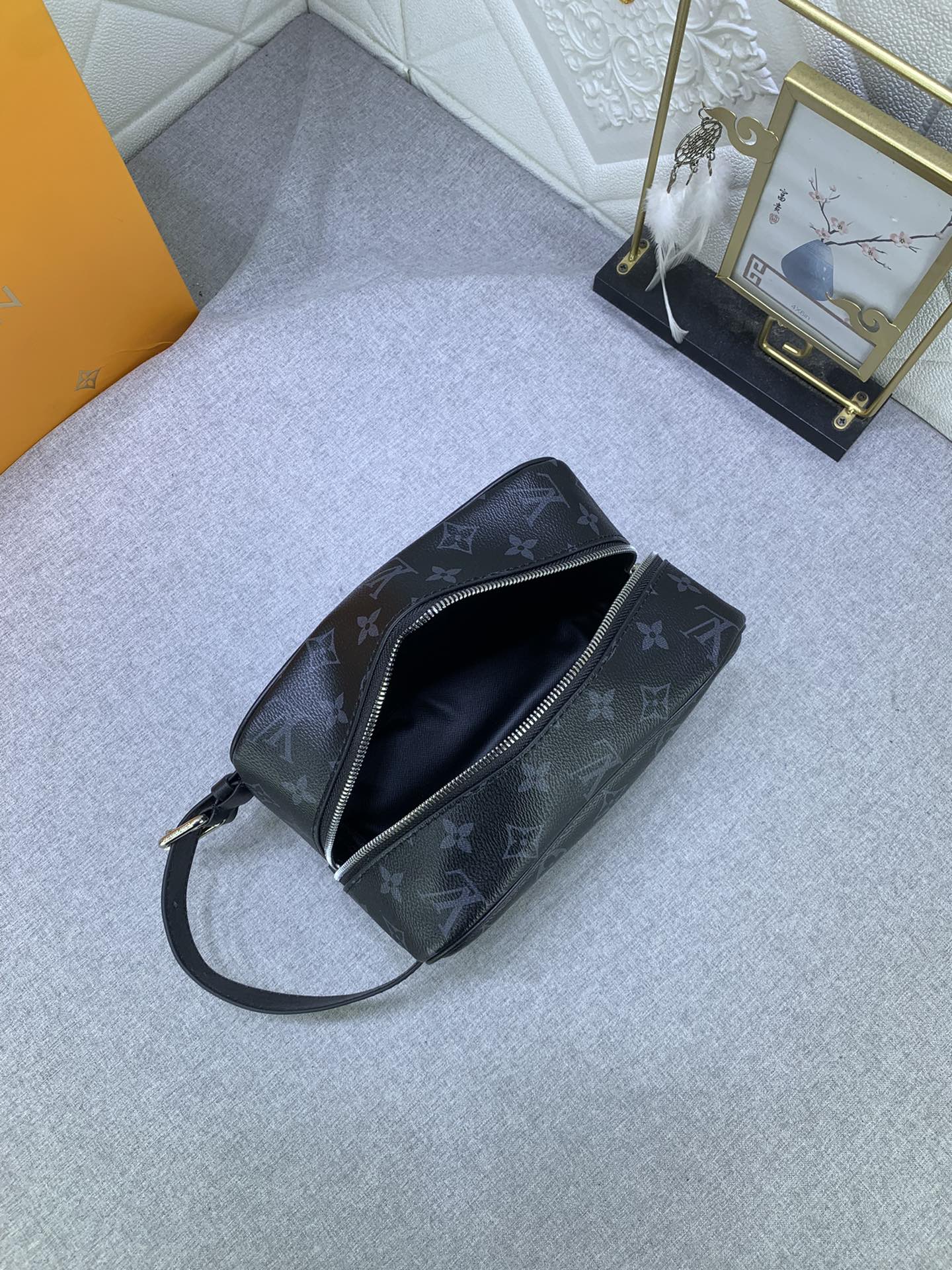 【LOUIS VUITTON】Locker Dopp Kit